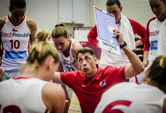 tefan Svitek není spokojený s hrou eských basketbalistek.