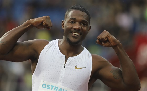 Americký sprinter Justin Gatlin slaví své vítzství na ostravské Zlaté trete.