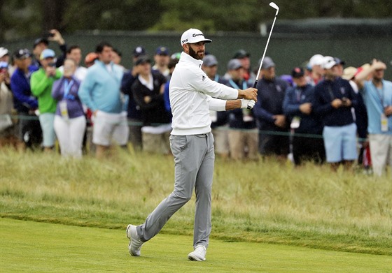 Americký golfista Dustin Johnson bhem druhého kola US Open