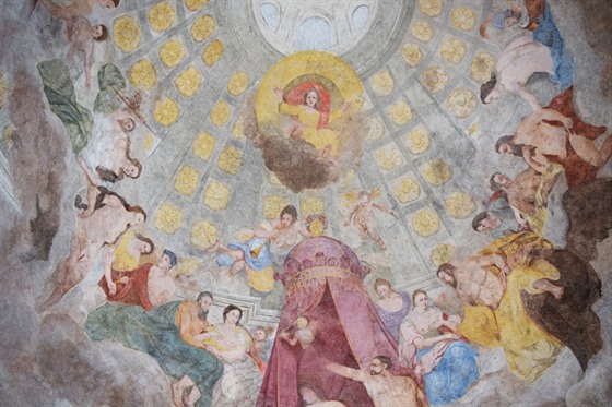 ásten obnovená pvodní barokní freska.