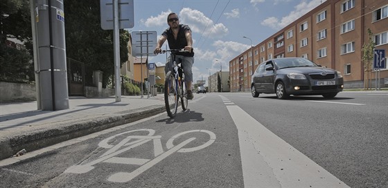 V plzeňské Dlouhé ulici vznikl vůbec první cyklopruh ve městě, který vede po...