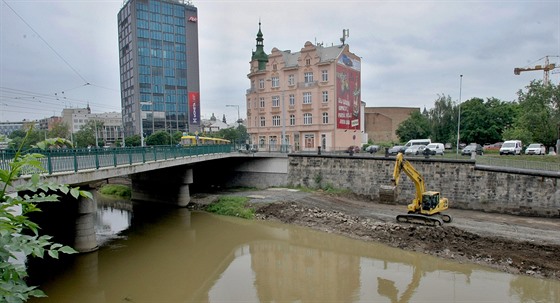 Levý beh Radbuzy v centru Plzn se zaíná mnit. Do listopadu se má promnit v...