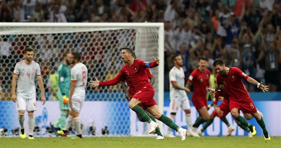 PORTUGALSKÝ HRDINA. Cristiano Ronaldo poslal balon pes ze do sít a gól na...