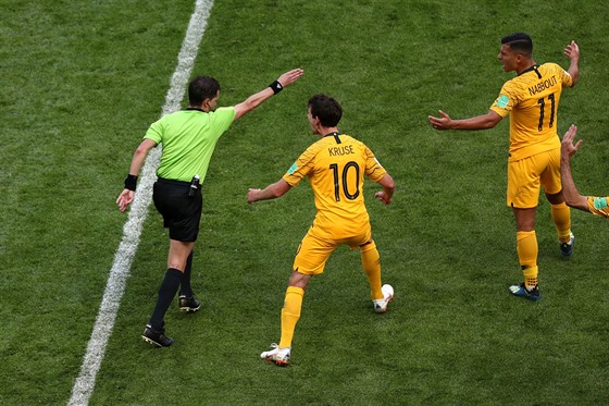 Rozhodčí Cunha nařizuje po konzultaci s videem penaltu pro Francii v utkání s...