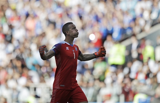 Islandský branká Hannes Thór Halldorsson slaví gól v zápase proti Argentin.