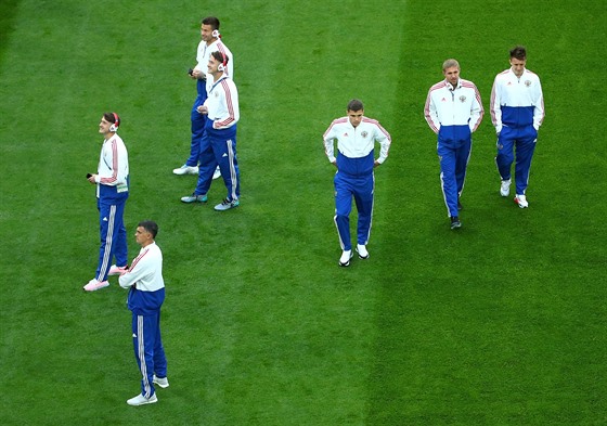 Ruští fotbalisté se procházejí po trávníku v Petrohradu před střetnutím s...