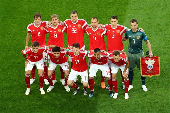 Fotbalisté Ruska se ped utkáním s Egyptem nechali zvnit pítomnými fotografy.