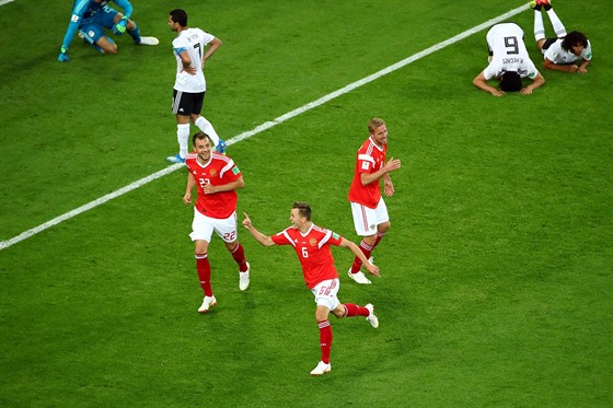 KANONÝR. Ruský záloník Denis eryev (vpedu) slaví gól do egyptské sít,...