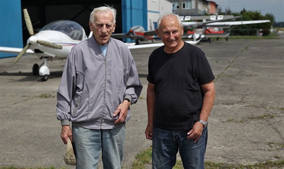 Karel Konečný (vpravo) a Jaroslav Kulveit se věnovali letectví přes šedesát...