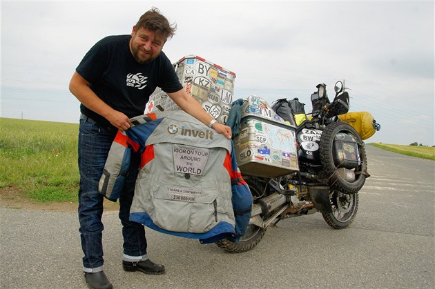 „Ty věci se mnou projely svět.“ Cestovateli vykradli motorku, zloděje záhy lapili