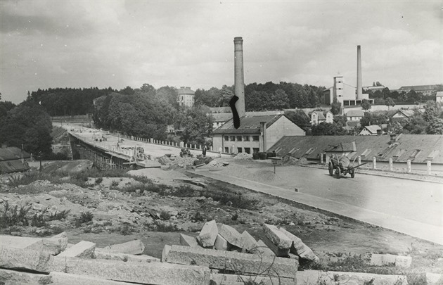Stavba nového Brnnského mostu v Jihlav. Snímek je z poloviny 50. let minulého...