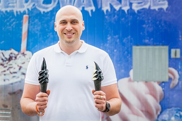 Václav Mocek s ernou zmrzlinou.