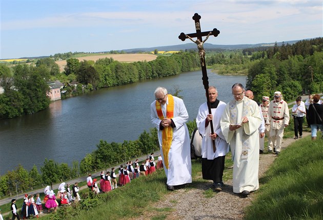Monsignore Jan Peáz na procesí ke Krojové pouti na Zelené Hoe ve áe nad...