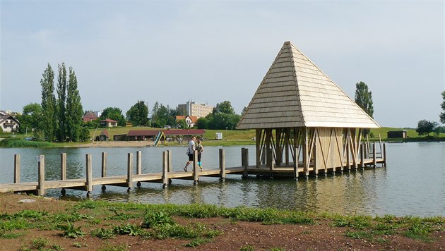 Z dálky viditelnou dominantou rybníka je rybáský domek.