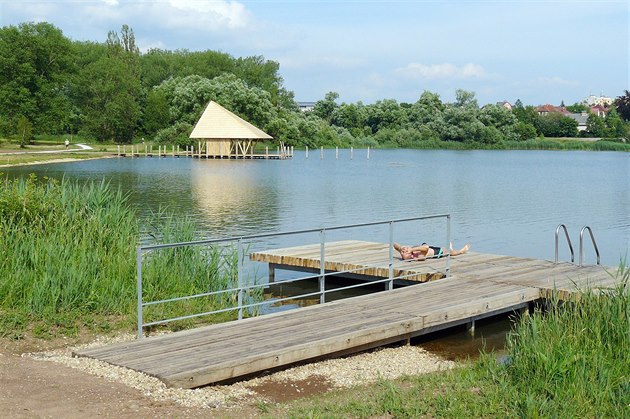 Z dálky viditelnou dominantou rybníka je rybáský domek.