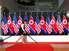 Pódium, na kterém si Donald Trump potese rukou s Kim ong-unem (12. ervna...