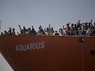 Loď Aquarius míří s migranty do španělské Valencie. Na cestě jí asistují lodě...
