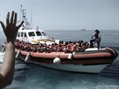 Lo Aquarius míí s migranty do panlské Valencie. Na cest jí asistují lod...