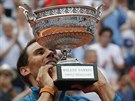 �pan�lský tenista Rafael Nadal zvedá nad hlavu pohár pro vít�ze Roland Garros.