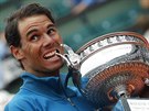 �pan�lský tenista Rafael nadal kou�e do poháru pro vít�ze Roland Garros.