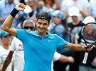 Vítzné gesto Rogera Federera po úspném finále turnaje ve Stuttgartu