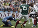Nmecký branká Manuel Neuer (vlevo) zasahuje v utkání proti Mexiku.