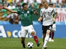 Carlos Vela z Mexika (vlevo) a Toni Kroos z Nmecka bojují o mí.