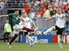 Hector Herrera z Mexika (vlevo) a Toni Kroos z Nmecka se natahují po míi.