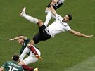 Nmecký fotbalista Sami Khedira (v bílém) nekontrolovateln padá po stetu s...