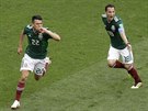 Hirving Lozano z Mexika (vlevo) slav svou pesnou trefu za zda nmeckho...