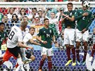 Toni Kroos z Nmecka (s íslem 8) zahrává volný pímý kop v utkání s Mexikem.