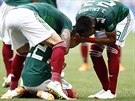 Fotbalisté Mexika se radují z gólu v zápase proti Nmecku.