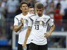 Zklamaní němečtí hráči vstřebávají porážku s Mexikem.
