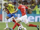 Dvojice výcarských fotbalist se snaí pipravit o mí Brazilce Neymara (ve...