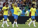 Philippe Coutinho z Brazílie (druhý zprava) slaví svj povedený gól v utkání...