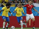 Stephan Lichtsteiner ze výcarska (vpravo) pidruje Brazilce Neymara...