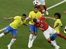Brazilci Thiago Silva (ve lutém uprosted) a Casemiro (vlevo) svádjí...