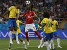 výcarský reprezentant Steven Zuber (v erveném) stílí gól do brazilské sít.