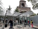Bezpenostní kontrola u vchodu do bezprostedního okolí Eiffelovy ve