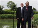 Prezident Milo Zeman spálil v zahradách Hradu ervené trenky. (14. ervna 2018)