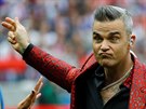 Britský zpvák Robbie Williams, hlavní hvzda slavnostního zahájení fotbalového...