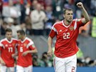 Ruský útoník Arom Dzjuba se raduje z tetího gólu v zahajovacím utkání...