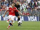 Záloník Aleksandr Golovin stílí pátý gól Ruska v utkání proti Saúdské Arábií...