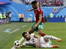 Marocká hvzda Júnis Bilhanda v souboji s íránským fotbalistou Ehsánem...
