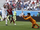 Branká Íránu Alírezá Baíranvánd zasahuje v utkání mistrovství svta s Marokem.