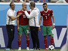 Lékai marockého týmu oetují oteseného Nordína Amrabata bhem utkání s...