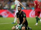 Portugalský branká Rui Patrício po inkasovaném gólu od panlska v utkání...