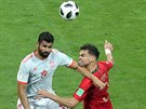 BYL TO FAUL? Podle rozhodích ne. panl Diego Costa si v souboji s Pepem...