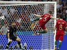 Neortodoxní defenzivní zákrok Raphaëla Guerreira z portugalského týmu v utkání...