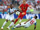 Belgický fotbalista Dries Mertens v souboji s panamskými hrái José Luisem...